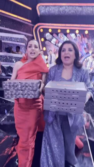 Farah Khan Instagram - Tu cheese badi hain mast mast! @malaikaaroraofficial aise judges kahin nahi milenge 😜 #jhalakfinale #burrata  #everyonelovespizza videographer: @pratikutekar.official  pizzaCredit: @nomadpizza.in