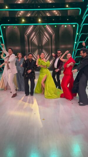 Farah Khan Instagram - Came to say Murder Mubarak 🔪 
But when OG meets Gen Z hearts go dhak dhak ❤️ 
Wish us best of luck 🤞🏻 
Intezaar ab sirf 15th march tak ⏰ 

#jhalakdikhlajaa @sonytvofficial