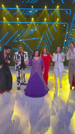 Farah Khan Instagram - We have to DingDong when @iammeenakshiseshadri is the guest on #jhalaksikhlaja @sonytvofficial this weekend.. #evergreen #tribute ♥️