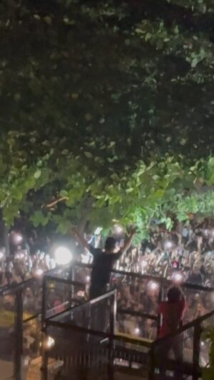 Farah Khan Instagram - Can you feel the LOVVVVV tonight?!!! Happy birthday @iamsrk ♥️ #kingoftheworld video shot by: @farahkhankunder on #iphonepromax15