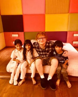 Farah Khan Instagram - Last time i had a party for Ed Shereen the kids were nt allowed up on their own terrace, as they were too small for a grown up party.. so @teddysphotos very sweetly went to their bedroom to click pics with them♥️ this party i threw.. guess who were the 1st ones there! Time FLIESSSSSS⚡️⚡️⚡️