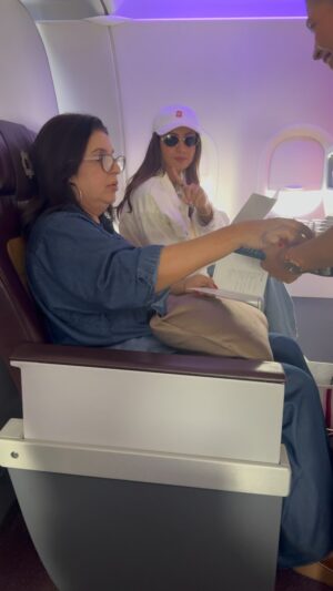 Farah Khan Instagram - Never sit with shilpashetty on a flight!! U won’t get to eat anything n u STILL WON’T look like her😂