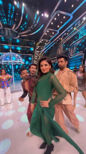 Farah Khan Instagram - When the #shaherkiladki cms on #jhalakdikhlajaa @sonytvofficial ♥️♥️♥️ @officialraveenatandon @malaikaaroraofficial @arshad_warsi @shoaib2087 @rithvikk_dhanjani @sreeramachandra5 @sagarparekh0111