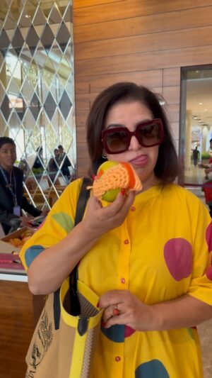 Farah Khan Instagram - Fyi i did return the mango .. 😂 #twinningwiththeMango #loungediaries @adaniloungemumbai