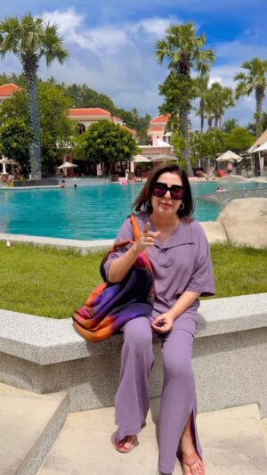 Farah Khan Instagram - Pool khile hain gulshan gulshan! @centaragrand_phuket #farahstravels #thailand #ExploreCentara
#ExploreCentara
#CentaraGrandPhuket
#CentaraThePlaceToBe Outfit: @iamkenferns videographer: @divakunder ♥️