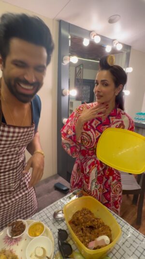 Farah Khan Instagram - Sm more food reels by popular demand 😂 @malaikaaroraofficial @rithvikk_dhanjani  #jhalakdikhlajaa @sonytvofficial #yakhnipulao #roastchicken