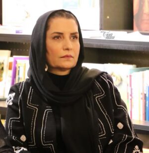 Fariba Kowsari Instagram - نه در انتظار کسی ، نه در انتظار چیزی و نه دلواپس رویدادی 
خنثی نشسته ام وسط میدان زندگی و دارم نگاه میکنم
آدمها می آیند و میروند و اتفاقها می افتند و بی اهمیت 
میشوند.
دلخوشی ها میدرخشند و رنگ میبازند
هیچ چیز دائمی نیست 
نه اشکها،نه لبخندها ،نه آدمها 
خنثی نشسته ام و دارم نگاه میکنم و اندوه خودش را به شیشه می کوبد،اما من آرامم آنقدر رفتن و آمدن و داشتن
و نداشتن و دویدن و به دست آوردن و نیاوردن دیده ام که
هیچ چیز برایم اهمیت ندارد.
خنثی نشسته ام و دارم نگاه میکنم 🌺