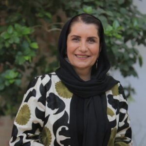 Fariba Kowsari Instagram - بر من سالی دیگر گذشت
افتادم،بلند شدم ، زخمی شدم،بهبود یافتم 
دوست یافتم ، دشمن یافتم
بر من سالی دیگر گذشت
سالی که سخت بودو چه خوب ادامه دادم 
و چه خوب شکسته های خودم رو بند زدم 
و چه خوب دوام آوردم 
بر من سالی دیگر گذشت
سالی که در آن بیشتر تلاش کردم و بیشتر جنگیدم
و بیشتر سکوت کردم ،و بیشتر تجربه کردم و بیشتر 
بر مدار تجربه گام برداشتم 
بر من سالی دیگر گذشت،بر من سال محالی گذشت
آرزو میکنم بعد از این لبها بخندد،دلها شاد باشد
و آدمها از هم بیزار نباشند
آرزو میکنم معجزه ای برای هر کس به شیوه خودش 
اتفاق بیفتد 
از همه عزیزان بابت تبریک این روز سپاسگذارم
بماند به یادگار اول آذر هزارو چهارصد و سه