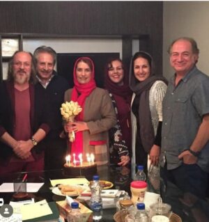 Fariba Kowsari Instagram - مگر میشود خداحافظی دردناک نباشد؟
ما اندوهناک و ناباورانه یکی یکی همکاران و دوستان قدیمی و عزیزمان را از دست میدهیم ساعت سرخ قلبشان از تپش باز می ایستد، و مارا تنها میگذارند آنچه سوگ از دست دادنشان را  برای خانواده بزرگ هنر آسان میکند به یاد آوردن خاطرات زیبایشان است پس در سرود خداحافظی مان از خنده هایشان و خاطراتشان به خوبی یاد میکنیم 
ما در روزگار سخت هجر میکوشیم صبوری کنیم 
و در این دریای منقلب کنار خانواده و عزیزانشان باشیم 
در این جهان که همه چیزش گذر است فقط مهربانی کنید
به راحتی به همه آدمها لبخند بزنید عشق بورزید و بگویید 
چقدر دوستشان دارید .