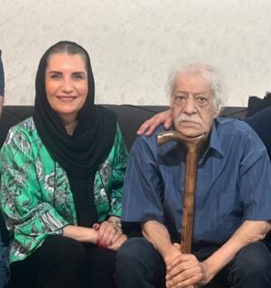 Fariba Kowsari Instagram - مگر میشود خداحافظی دردناک نباشد؟
ما اندوهناک و ناباورانه یکی یکی همکاران و دوستان قدیمی و عزیزمان را از دست میدهیم ساعت سرخ قلبشان از تپش باز می ایستد، و مارا تنها میگذارند آنچه سوگ از دست دادنشان را  برای خانواده بزرگ هنر آسان میکند به یاد آوردن خاطرات زیبایشان است پس در سرود خداحافظی مان از خنده هایشان و خاطراتشان به خوبی یاد میکنیم 
ما در روزگار سخت هجر میکوشیم صبوری کنیم 
و در این دریای منقلب کنار خانواده و عزیزانشان باشیم 
در این جهان که همه چیزش گذر است فقط مهربانی کنید
به راحتی به همه آدمها لبخند بزنید عشق بورزید و بگویید 
چقدر دوستشان دارید .