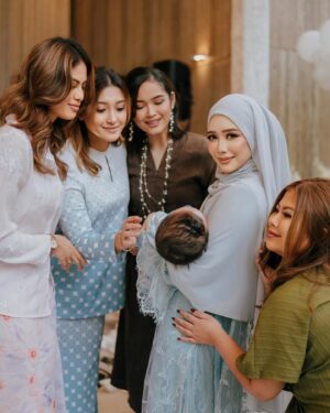 Fatin Afeefa Instagram - yesterday :)

although nobody asked, shawl by @roseveltgroup, hijab styling @fatinafeqah, makeup by @makeupbynadianordin,
outfit @fatinafeqah belikan dekat Jakarta, baby sdn.bhd