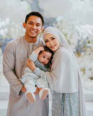 Fatin Afeefa Instagram - yesterday :)

although nobody asked, shawl by @roseveltgroup, hijab styling @fatinafeqah, makeup by @makeupbynadianordin,
outfit @fatinafeqah belikan dekat Jakarta, baby sdn.bhd