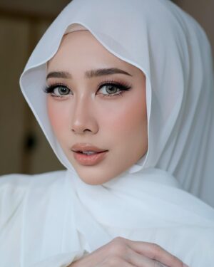 Fatin Afeefa Instagram - Beautiful Fatin | Photoshoot
@dst.studiomy @roseveltgroup 
Adik bradik muka patung. Aigoo. Thank you Eqa & Fatin 💘🫶🏻
.
Hehe sorry. Lagu ni stuck kat dalam kepala 💆🏻‍♀️
#makeupbyazni #makeupartistmalaysia #muashahalam #muakl #makeupartist
