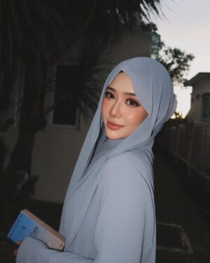 Fatin Afeefa Instagram - When in doubt, go blue

Dandruff, blue shampoo @sugardollbynn 🩵