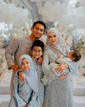 Fatin Afeefa Instagram - yesterday :)

although nobody asked, shawl by @roseveltgroup, hijab styling @fatinafeqah, makeup by @makeupbynadianordin,
outfit @fatinafeqah belikan dekat Jakarta, baby sdn.bhd