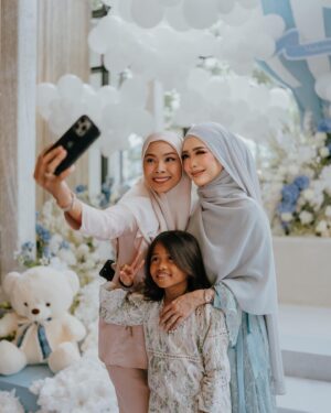 Fatin Afeefa Instagram - yesterday :)

although nobody asked, shawl by @roseveltgroup, hijab styling @fatinafeqah, makeup by @makeupbynadianordin,
outfit @fatinafeqah belikan dekat Jakarta, baby sdn.bhd