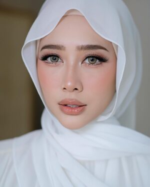 Fatin Afeefa Instagram - Beautiful Fatin | Photoshoot
@dst.studiomy @roseveltgroup 
Adik bradik muka patung. Aigoo. Thank you Eqa & Fatin 💘🫶🏻
.
Hehe sorry. Lagu ni stuck kat dalam kepala 💆🏻‍♀️
#makeupbyazni #makeupartistmalaysia #muashahalam #muakl #makeupartist