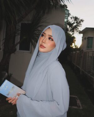 Fatin Afeefa Instagram - When in doubt, go blue

Dandruff, blue shampoo @sugardollbynn 🩵
