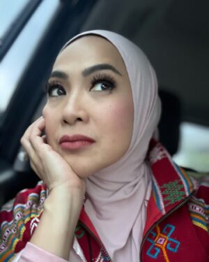 Feni Rose Instagram - Tahun 2024, ada buanyaaaak sekali hal yang terkabul dan terwujud.. Alhamdilillah..❤️❤️ 
Meski ada yg masih burem ( kayak foto ini) 
Tapi tentunya tetap Alhamdulillah.. tinggal difokusin aja lagi ya khan?? 

Ada banyak kemajuan dlm diri.. 
ada banyak petualangan seru.. 
Dan semoga tahun 2025 lebih maju, lebih seru, lebih berkah, lebih sehat dan membahagiakan 
Aamiin ❤️