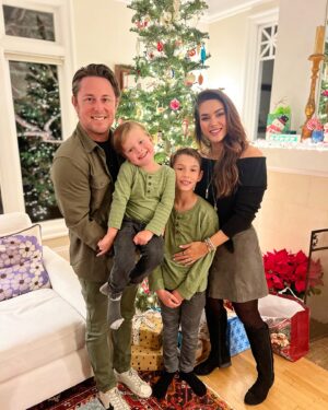 Fernanda Machado Instagram - Feliz, feliz natal pra todos! Que a magia do natal nos contagie com muito amor e luz! 

Merry, merry Xmas!!!!! 🎄🎅🏻💫♥️

#feliznatal2024 #merryxmas
#minhafamilia #meutudo
#maternidade #omaioramordomundo
#amagiadonatal #magicalxmas
