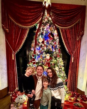 Fernanda Machado Instagram - Feliz, feliz natal pra todos! Que a magia do natal nos contagie com muito amor e luz! 

Merry, merry Xmas!!!!! 🎄🎅🏻💫♥️

#feliznatal2024 #merryxmas
#minhafamilia #meutudo
#maternidade #omaioramordomundo
#amagiadonatal #magicalxmas