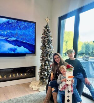 Fernanda Machado Instagram - Nossa tradição de todo natal! Todo ano,  a gente monta nossa “mesma” árvore de natal juntos, os meninos nos ajudam a montar e decorar a árvore e a colocar as luzinhas de natal nas árvores lá de fora. 

Porque o que realmente importa é a memória de uma tradição, que criamos e vivemos juntos e não a decoração de natal em si. 

Esse fim de ano tá corrido demais, Lucca teve 4 apresentações do coral da escola, e a gente tava lá em todos os lugares que ele cantou. Eu tô escrevendo meu livro e estudando muito, acabei uma maratona de provas semana passada, tivemos 3 festas de aniversário só essa semana, e uma festa de fim de ano, eu to preparando mala, e organizando presentes das crianças, dos professores, da família. Aquela maratona louca de fim de ano que toda mãe sabe bem como é. 

Mas fiquei feliz, que mesmo no meio dessa correria, encontramos tempo pra nossa tradição de todo ano. Meu coração fica completo e aquecido com simples momentos em família como esses, que ficarão pra sempre na nossa memória. ♥️ 

#arvoredenatal #nossatradiçaodenatal 
#maternidade #omaioramordomundo 
#xmastree2024 #maedemeninos
#blessed #motherhood 
#construindomemorias 
#buildingforevermemories