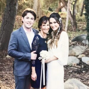 Fernanda Machado Instagram - Mais uma ano sem ela…
7 anos atrás vivemos a maior tragédia das nossas vidas, uma tragédia que começou com um incêndio histórico em Montecito. 

E hoje vivemos esse dia difícil, vendo um incêndio terrível acontecer tão perto da gente. E nós sentimos de novo todas as emoções que as vítimas desse incêndio estão sentindo. 

Não dá pra acreditar que fomos obrigados a viver 7 anos sem a presença física dela. E parece que a saudade só aumenta, sentimos a falta dela todos os dias, a cada novo aprendizado e conquistas dos meninos, queremos dividir com ela. Aquela vontade de estarmos juntos novamente nunca desaparece, nesse último natal eu senti tanto a falta dela, queria tanto que ela pudesse ver e curtir os netos crescendo. 

E mais uma vez somos obrigados a desacelerar, fechar os olhos, respirar fundo, olhar pra dentro e sentir ela entre nós de uma maneira diferente, na natureza que nos rodeia, nos nossos corações, porque o nosso amor e a nossa conexão nunca acaba. 
Nosso amor é eterno Becky, te amamos pra sempre. 🤍💙

Estamos em orações pra que esse incêndio acabe logo. 🙏🏻

Another year without her...
7 years ago, we experienced the worst tragedy of our lives, that started with a wild fire. 

And today, we are living this difficult day, watching a terrible fire happen so close to us. And we feel again all the emotions that the victims of this fire are experiencing.

I can’t believe we were forced to live 7 years without her physical presence. And it feels like the longing only grows; we miss her every day, and with each new learning and achievement of our boys, we want to share it with her. That desire to be together again never goes away; this last Christmas, I missed her so much; we wish she had a chance to see her grandchildren growing up. ❤️‍🩹

Once again, we are forced to slow down, close our eyes, take a deep breath, look inside, and feel her among us in a different way, in the nature that surrounds us, in our hearts, because our love and our connection never end.
Our love is eternal Becky, we love you and miss you FoRever! 💙🤍

We are praying for this fire to end soon.

 #eternallove #montecitostrong
#amoreterno #saudadeinfinita