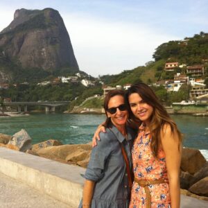 Fernanda Machado Instagram - Mais uma ano sem ela…
7 anos atrás vivemos a maior tragédia das nossas vidas, uma tragédia que começou com um incêndio histórico em Montecito. 

E hoje vivemos esse dia difícil, vendo um incêndio terrível acontecer tão perto da gente. E nós sentimos de novo todas as emoções que as vítimas desse incêndio estão sentindo. 

Não dá pra acreditar que fomos obrigados a viver 7 anos sem a presença física dela. E parece que a saudade só aumenta, sentimos a falta dela todos os dias, a cada novo aprendizado e conquistas dos meninos, queremos dividir com ela. Aquela vontade de estarmos juntos novamente nunca desaparece, nesse último natal eu senti tanto a falta dela, queria tanto que ela pudesse ver e curtir os netos crescendo. 

E mais uma vez somos obrigados a desacelerar, fechar os olhos, respirar fundo, olhar pra dentro e sentir ela entre nós de uma maneira diferente, na natureza que nos rodeia, nos nossos corações, porque o nosso amor e a nossa conexão nunca acaba. 
Nosso amor é eterno Becky, te amamos pra sempre. 🤍💙

Estamos em orações pra que esse incêndio acabe logo. 🙏🏻

Another year without her...
7 years ago, we experienced the worst tragedy of our lives, that started with a wild fire. 

And today, we are living this difficult day, watching a terrible fire happen so close to us. And we feel again all the emotions that the victims of this fire are experiencing.

I can’t believe we were forced to live 7 years without her physical presence. And it feels like the longing only grows; we miss her every day, and with each new learning and achievement of our boys, we want to share it with her. That desire to be together again never goes away; this last Christmas, I missed her so much; we wish she had a chance to see her grandchildren growing up. ❤️‍🩹

Once again, we are forced to slow down, close our eyes, take a deep breath, look inside, and feel her among us in a different way, in the nature that surrounds us, in our hearts, because our love and our connection never end.
Our love is eternal Becky, we love you and miss you FoRever! 💙🤍

We are praying for this fire to end soon.

 #eternallove #montecitostrong
#amoreterno #saudadeinfinita