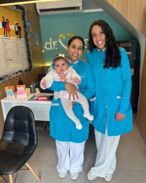 Fernanda Medrado Instagram - NÃO ARRASTEM A FOTO PARA O LADO 😂 👉🏻 
Estivemos na Clínica Dr Vacina Unidade de Moema para a realização das vacinas da Amber, quando busquei por um local para realizar as vacinas dela era importante que fosse um local de confiança, na Dr Vacina Moema eles tem todos os cuidados de temperatura e armazenamento das vacinas, além da vacinação ser realizada de forma humanizada o que deixa esse momento bem mais tranquilo para os pais e as crianças. 
A Dr Vacina Moema está em Black Friday e promoção em várias vacinas, chamando eles pelo link do Whatsapp ou na bio do instagram você pode tirar todas as duvidas diretamente com uma Enfermeira, isso é ótimo pois sabemos que as vacinas causam muitas dúvidas nas mães... Amei conhecer e quero voltar mais vezes 🩵 @drvacina.moema