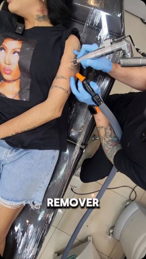 Fernanda Medrado Instagram - Episódio 1  #REMOVENDO14TATTOS 
Minha primeira experiência com remoção de tatuagens foram 14 em uma só sessão, confesso que estava tensa porém confiante estamos falando do número 1 no BRASIL. 🥇🇧🇷
 Logo conto no próximo episódio o por que estou removendo minhas tatuagens.  Vocês precisam conhecer ele!