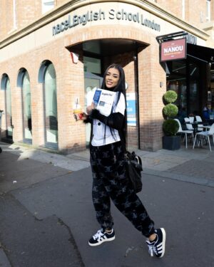 Fernanda Medrado Instagram - 🇬🇧 @nacelenglishlondon 
 My favorite  school 🏫 
 🌎