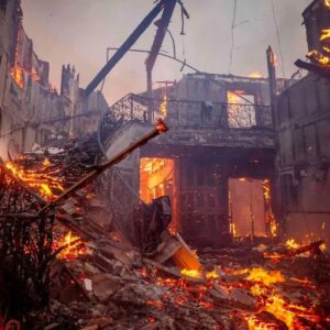 Fernanda Romero Instagram - My heart aches 💔 
Last night was a horrible night. I  am deeply sorry for those who have lost everything in the devastating California fires. 💔 To those who had to flee their homes, leaving behind memories, cherished belongings, and even their beloved pets—my thoughts and prayers are with you. It’s unimaginable to see the city that has given so much now engulfed in such destruction. This is heartbreaking and enraging all at once. Sending love, strength, and hope to everyone affected. You are not alone.

🫶🏽gracias también a nuestros amigos que nos han llamado y ofrecido sus casas. Gracias de corazón. 

-
-
-
-
-
-
-
-
-
#CaliforniaStrong
#PrayForCalifornia
#CaliforniaFires
#WeStandWithYou
#RebuildCalifornia