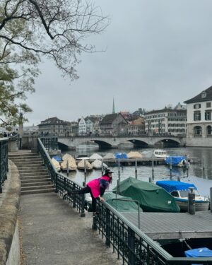 Feyza Civelek Instagram - Böyle güzel bir organizasyonda sevenlerimle bizi buluşturan @istikbal.schweiz ve @suleyman.or ve ailesine sonsuz teşekkürler 
İnanılmaz tarihi ve güzel bir şehirde vakit gecirdim 🥳🤩🎉🤩😍
#zurich #işbirliği #istikbal