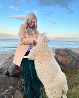 Fiona Gubelmann Instagram - TONIGHT is the night!! “Tis The Season to be Irish” ☘️ airs tonight on @hallmarkchannel. Cannot wait for you to watch. We had way too much fun making this with some wonderful people. @eoincmacken @lesleydemetriades @michael.g.larkin @tickatee @flaviaspeaks 

☘️❤️☘️
#TisTheSeasonToBeIrish #hallmark #christmasmovie #christmas #ireland