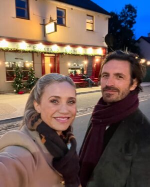 Fiona Gubelmann Instagram - TONIGHT is the night!! “Tis The Season to be Irish” ☘️ airs tonight on @hallmarkchannel. Cannot wait for you to watch. We had way too much fun making this with some wonderful people. @eoincmacken @lesleydemetriades @michael.g.larkin @tickatee @flaviaspeaks 

☘️❤️☘️
#TisTheSeasonToBeIrish #hallmark #christmasmovie #christmas #ireland