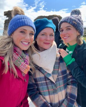 Fiona Gubelmann Instagram - TONIGHT is the night!! “Tis The Season to be Irish” ☘️ airs tonight on @hallmarkchannel. Cannot wait for you to watch. We had way too much fun making this with some wonderful people. @eoincmacken @lesleydemetriades @michael.g.larkin @tickatee @flaviaspeaks 

☘️❤️☘️
#TisTheSeasonToBeIrish #hallmark #christmasmovie #christmas #ireland