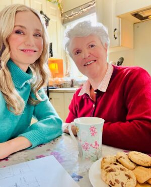 Fiona Gubelmann Instagram - TONIGHT is the night!! “Tis The Season to be Irish” ☘️ airs tonight on @hallmarkchannel. Cannot wait for you to watch. We had way too much fun making this with some wonderful people. @eoincmacken @lesleydemetriades @michael.g.larkin @tickatee @flaviaspeaks 

☘️❤️☘️
#TisTheSeasonToBeIrish #hallmark #christmasmovie #christmas #ireland