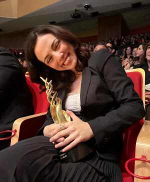Fiona Palomo Instagram - GANAMOS!! ✨Mejor Actriz 2024!!✨ @canacine_mexico y ✨Mejor Director✨ y ✨Mejor Película✨ por Un Actor Malo @catatonia.prod  wow…. Que hermosa noche. Es un gran gran honor. Gracias a todas las personas que estuvieron anoche, al público, al amor que hemos recibido por esta película, y el reconocimiento que le han brindado a mi trabajo. Está industria es para valientes. Y los buenos actos y trabajos hechos con amor, hablan por sí solos. Así que gracias a todos los demás artistas que le dedican sudor y luz a algo tan bello que eleva el ser, como lo es el cine.