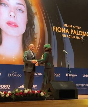 Fiona Palomo Instagram - GANAMOS!! ✨Mejor Actriz 2024!!✨ @canacine_mexico y ✨Mejor Director✨ y ✨Mejor Película✨ por Un Actor Malo @catatonia.prod  wow…. Que hermosa noche. Es un gran gran honor. Gracias a todas las personas que estuvieron anoche, al público, al amor que hemos recibido por esta película, y el reconocimiento que le han brindado a mi trabajo. Está industria es para valientes. Y los buenos actos y trabajos hechos con amor, hablan por sí solos. Así que gracias a todos los demás artistas que le dedican sudor y luz a algo tan bello que eleva el ser, como lo es el cine.