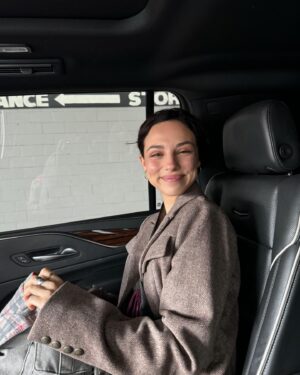 Fiona Palomo Instagram - Just a little message to say thank you. Have been feeling really grateful to be flown so much love and kindness. Really beautiful thing to be able to do something we love in life have it be so well received. Truly wonderful.. Thank you ❤️❤️❤️
Gracias por tanto cariño y apoyo, solo quería pasar a agradecer. Dedicarle tu vida a algo y que sea tan bien recibido es siempre inmensamente gratificante y me llena el corazón. Es como si regresara a ti todo el cariño con el que creaste tu arte. Gracias de corazón! ❤️❤️❤️
F xx