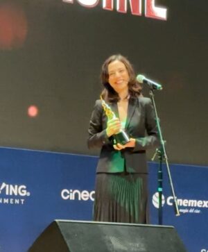 Fiona Palomo Instagram - GANAMOS!! ✨Mejor Actriz 2024!!✨ @canacine_mexico y ✨Mejor Director✨ y ✨Mejor Película✨ por Un Actor Malo @catatonia.prod  wow…. Que hermosa noche. Es un gran gran honor. Gracias a todas las personas que estuvieron anoche, al público, al amor que hemos recibido por esta película, y el reconocimiento que le han brindado a mi trabajo. Está industria es para valientes. Y los buenos actos y trabajos hechos con amor, hablan por sí solos. Así que gracias a todos los demás artistas que le dedican sudor y luz a algo tan bello que eleva el ser, como lo es el cine.