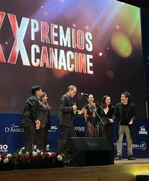 Fiona Palomo Instagram - GANAMOS!! ✨Mejor Actriz 2024!!✨ @canacine_mexico y ✨Mejor Director✨ y ✨Mejor Película✨ por Un Actor Malo @catatonia.prod  wow…. Que hermosa noche. Es un gran gran honor. Gracias a todas las personas que estuvieron anoche, al público, al amor que hemos recibido por esta película, y el reconocimiento que le han brindado a mi trabajo. Está industria es para valientes. Y los buenos actos y trabajos hechos con amor, hablan por sí solos. Así que gracias a todos los demás artistas que le dedican sudor y luz a algo tan bello que eleva el ser, como lo es el cine.