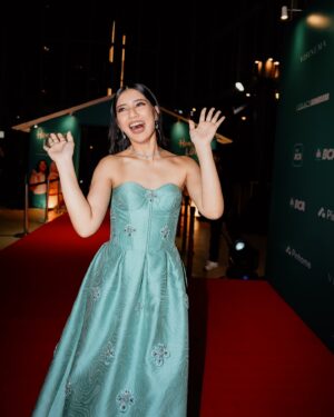 Fita Anggriani Instagram - Red carpet gala premiere film pertamakuh , nengnong zay 😭 @homesweetloanfilm @visinemaid 

Dress by @sebastianredofficial 
Jewelry by @mondial 
Styled by @hagaipakan 
Make up by @melinathemua 
Hair by @diki_hairdo 
📸 by @armanfebryan