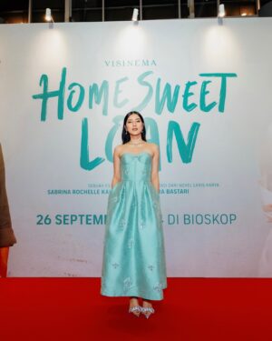 Fita Anggriani Instagram - Red carpet gala premiere film pertamakuh , nengnong zay 😭 @homesweetloanfilm @visinemaid 

Dress by @sebastianredofficial 
Jewelry by @mondial 
Styled by @hagaipakan 
Make up by @melinathemua 
Hair by @diki_hairdo 
📸 by @armanfebryan