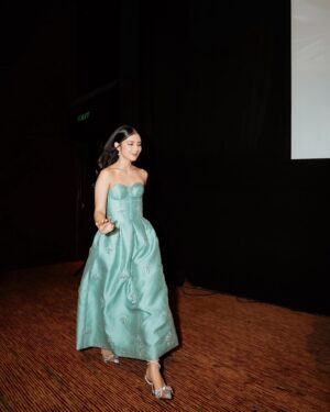 Fita Anggriani Instagram - Red carpet gala premiere film pertamakuh , nengnong zay 😭 @homesweetloanfilm @visinemaid 

Dress by @sebastianredofficial 
Jewelry by @mondial 
Styled by @hagaipakan 
Make up by @melinathemua 
Hair by @diki_hairdo 
📸 by @armanfebryan