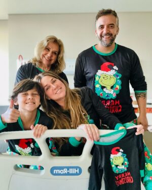 Flaviana Seeling Instagram - Que el amor de Dios sea la estrella que ilumine nuestros caminos !!! Hoy recordamos que Jesús vino al mundo para salvarnos !!! Feliz Navidad!!! Feliz Natal!! 

Una Navidad distinta, en la clínica, pero en familia y con mucho amor 🎄