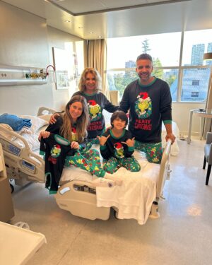Flaviana Seeling Instagram - Que el amor de Dios sea la estrella que ilumine nuestros caminos !!! Hoy recordamos que Jesús vino al mundo para salvarnos !!! Feliz Navidad!!! Feliz Natal!! 

Una Navidad distinta, en la clínica, pero en familia y con mucho amor 🎄