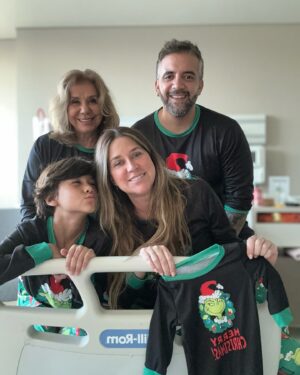 Flaviana Seeling Instagram - Que el amor de Dios sea la estrella que ilumine nuestros caminos !!! Hoy recordamos que Jesús vino al mundo para salvarnos !!! Feliz Navidad!!! Feliz Natal!! 

Una Navidad distinta, en la clínica, pero en familia y con mucho amor 🎄