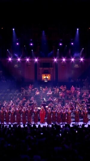 Florence Welch Instagram - Symphony of Lungs 🫁 
with @julesbuckleymusic and his orchestra for @bbc_proms
Coming Saturday 19 October at 8.20pm on @bbctwo and @bbciplayer