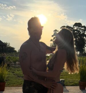 Florencia Bertotti Instagram - Escapada a Carmelo.
A 3 hs de Buenos Aires siempre es un plan perfecto.
Esta vez con madres para mimarlas! 
Spa, caminatas, cabalgatas, atardeceres y platos riquisiiimos.
Hace más de 10 años q venimos y volvemos a venir. Siempre es un placer.

@carmeloresortandspa 🤍